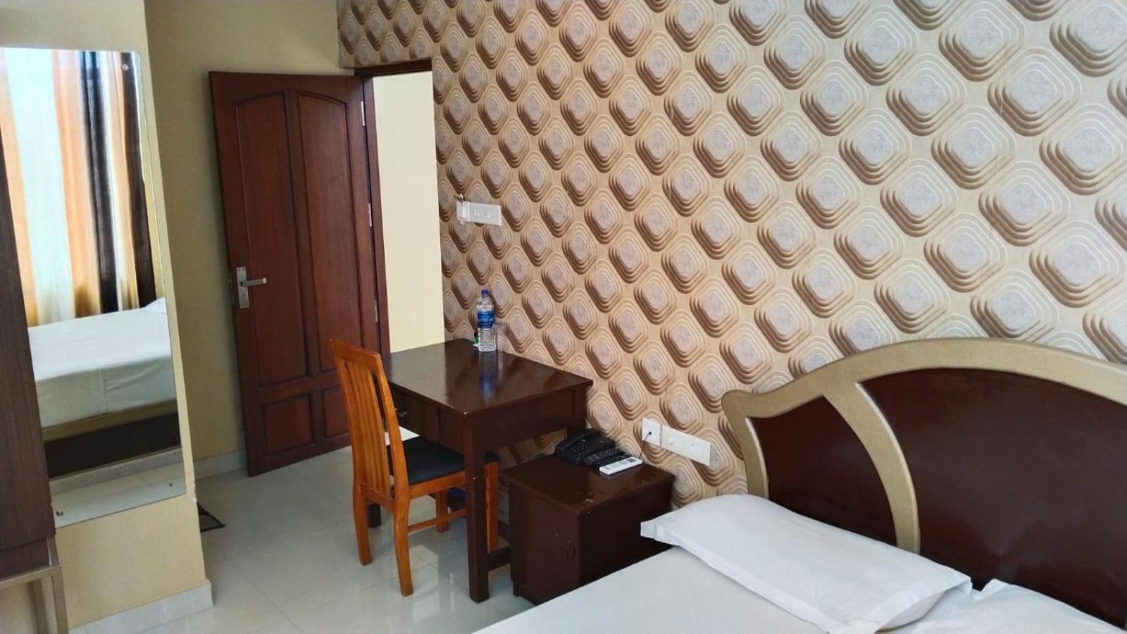 Hotel Falcon Thiruvananthapuram Extérieur photo
